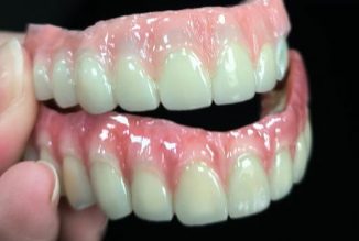Quam agere cum flavo dentibus?